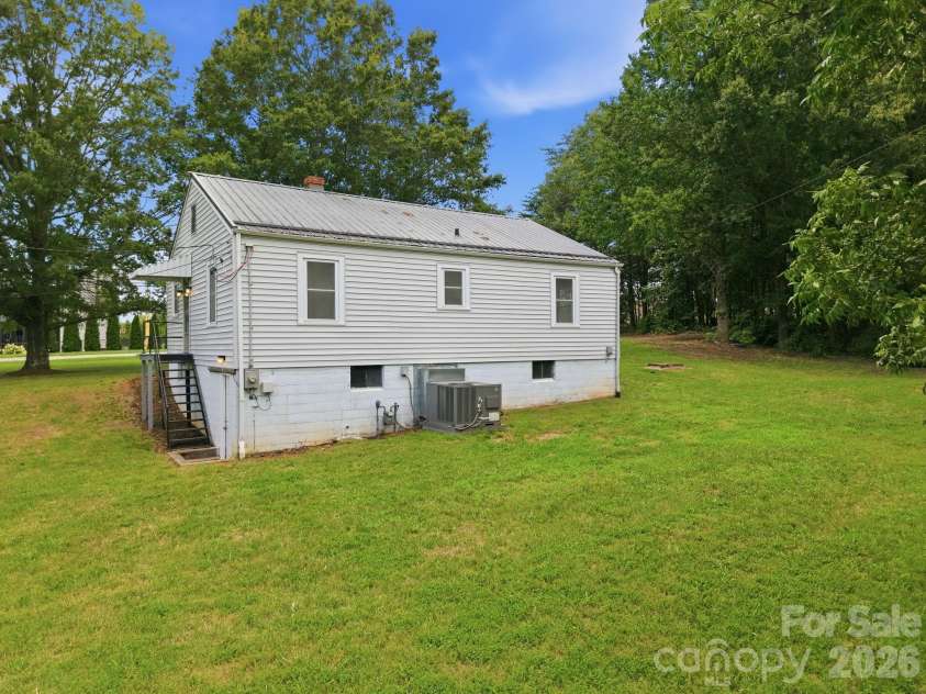 825 21st Street Drive, Hickory, NC 28602.  MLS# CAR4406042, YatesRealty ID 38980. 