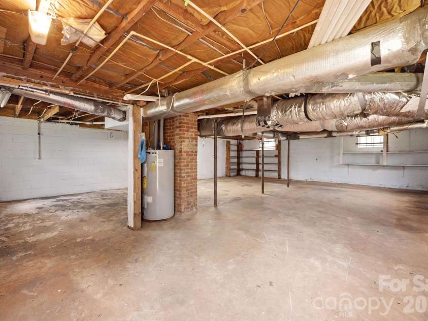 825 21st Street Drive, Hickory, NC 28602.  MLS# CAR4406042, YatesRealty ID 38980. 