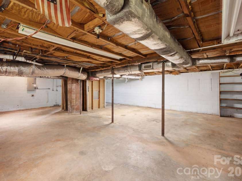 825 21st Street Drive, Hickory, NC 28602.  MLS# CAR4406042, YatesRealty ID 38980. 