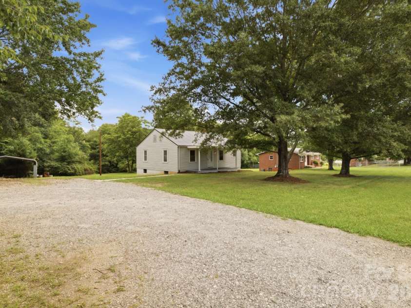 825 21st Street Drive, Hickory, NC 28602.  MLS# CAR4406042, YatesRealty ID 38980. 