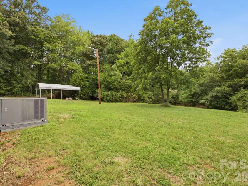 825 21st Street Drive, Hickory, NC 28602.  MLS# CAR4406042, YatesRealty ID 38980. 