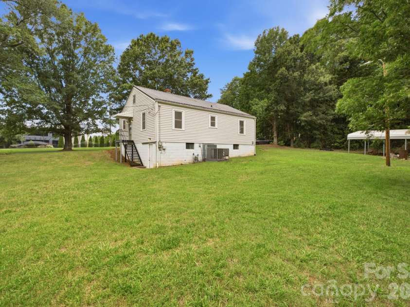 825 21st Street Drive, Hickory, NC 28602.  MLS# CAR4406042, YatesRealty ID 38980. 