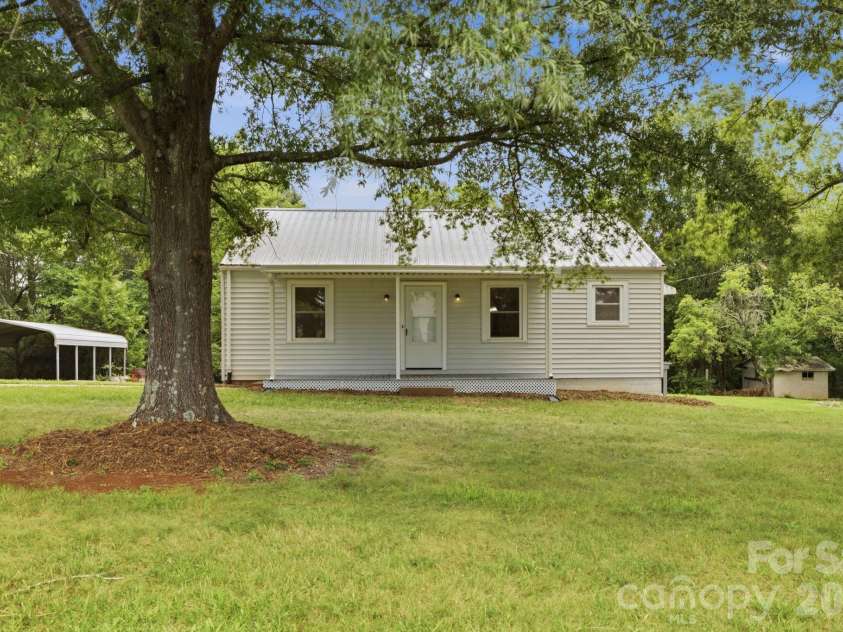 825 21st Street Drive, Hickory, NC 28602.  MLS# CAR4406042, YatesRealty ID 38980. 