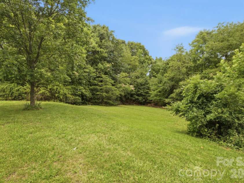 825 21st Street Drive, Hickory, NC 28602.  MLS# CAR4406042, YatesRealty ID 38980. 