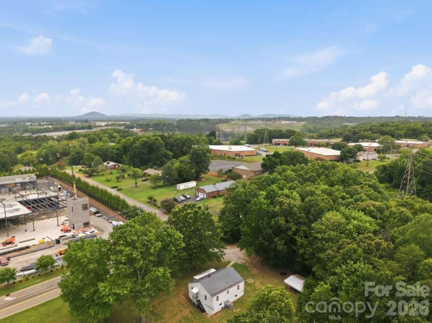 825 21st Street Drive, Hickory, NC 28602.  MLS# CAR4406042, YatesRealty ID 38980. 