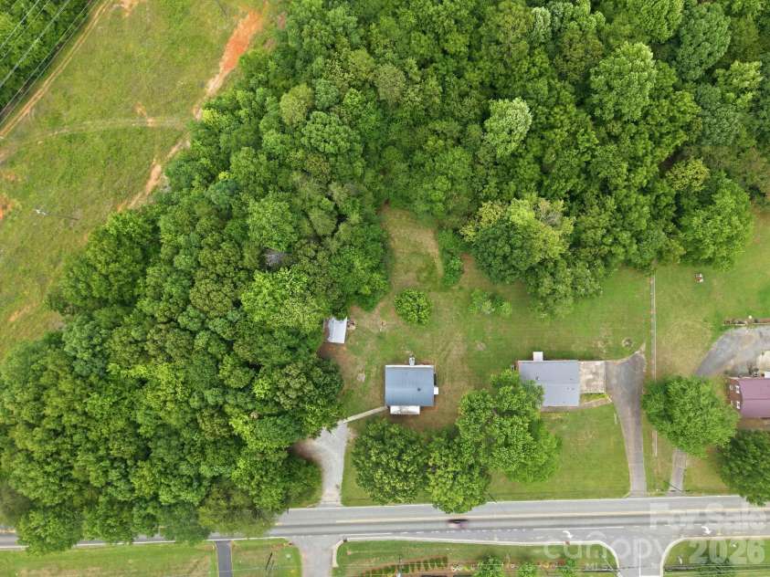 825 21st Street Drive, Hickory, NC 28602.  MLS# CAR4406042, YatesRealty ID 38980. 