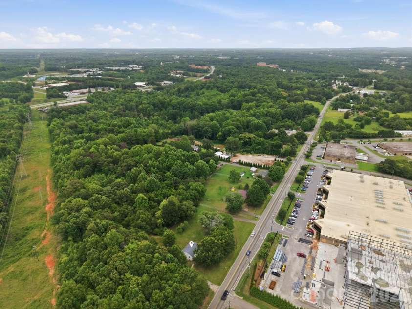 825 21st Street Drive, Hickory, NC 28602.  MLS# CAR4406042, YatesRealty ID 38980. 