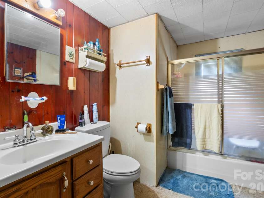 3151 Bearwallow Road, Hendersonville, NC 28792.  MLS# CAR4403717, YatesRealty ID 38983. Full Bathroom