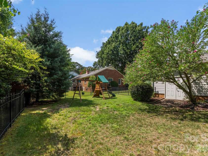 8127 Prince George Road, Charlotte, NC 28210.  MLS# CAR4396240, YatesRealty ID 38989. Back yard