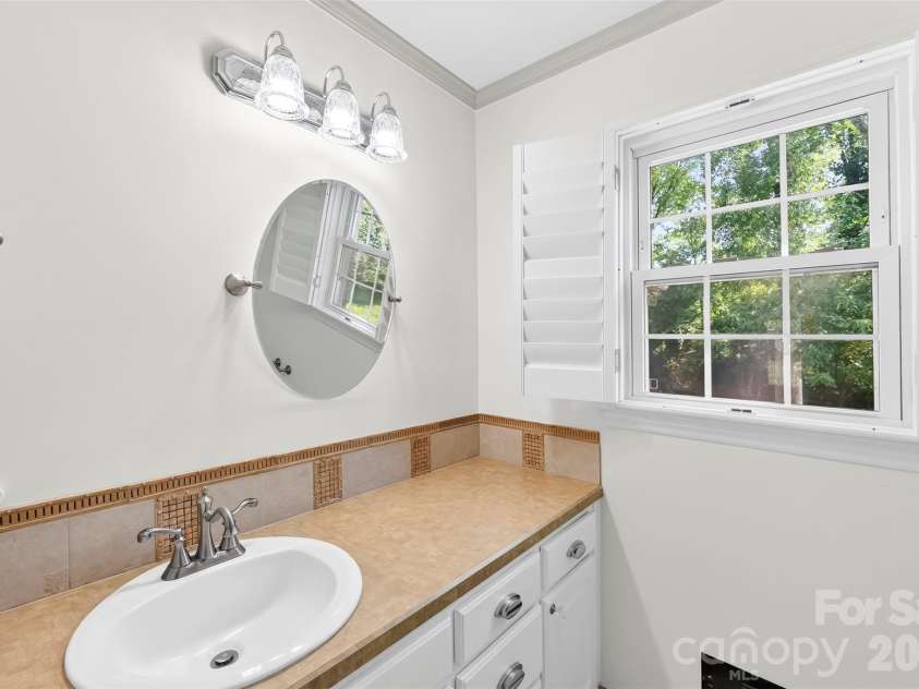 8127 Prince George Road, Charlotte, NC 28210.  MLS# CAR4396240, YatesRealty ID 38989. Bath on main level