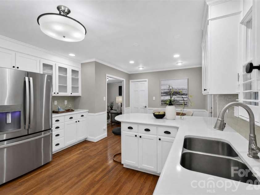 8127 Prince George Road, Charlotte, NC 28210.  MLS# CAR4396240, YatesRealty ID 38989. Bright kitchen with ample cabinetry and workspace