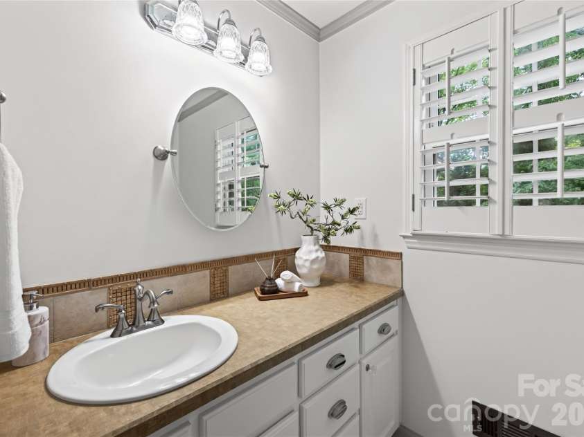 8127 Prince George Road, Charlotte, NC 28210.  MLS# CAR4396240, YatesRealty ID 38989. Main-level full bath with vanity