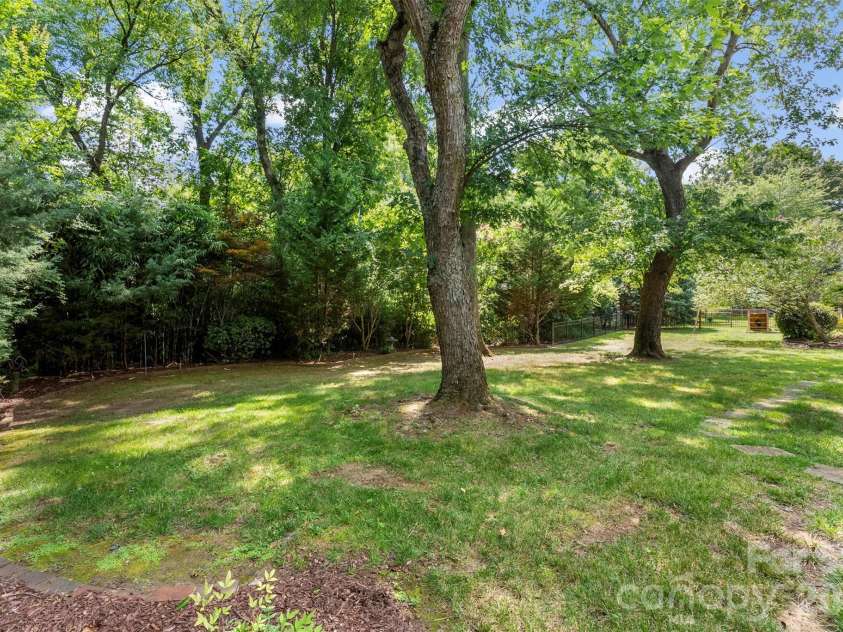 8127 Prince George Road, Charlotte, NC 28210.  MLS# CAR4396240, YatesRealty ID 38989. Spacious back yard