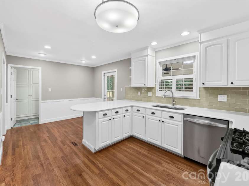 8127 Prince George Road, Charlotte, NC 28210.  MLS# CAR4396240, YatesRealty ID 38989. Spacious kitchen