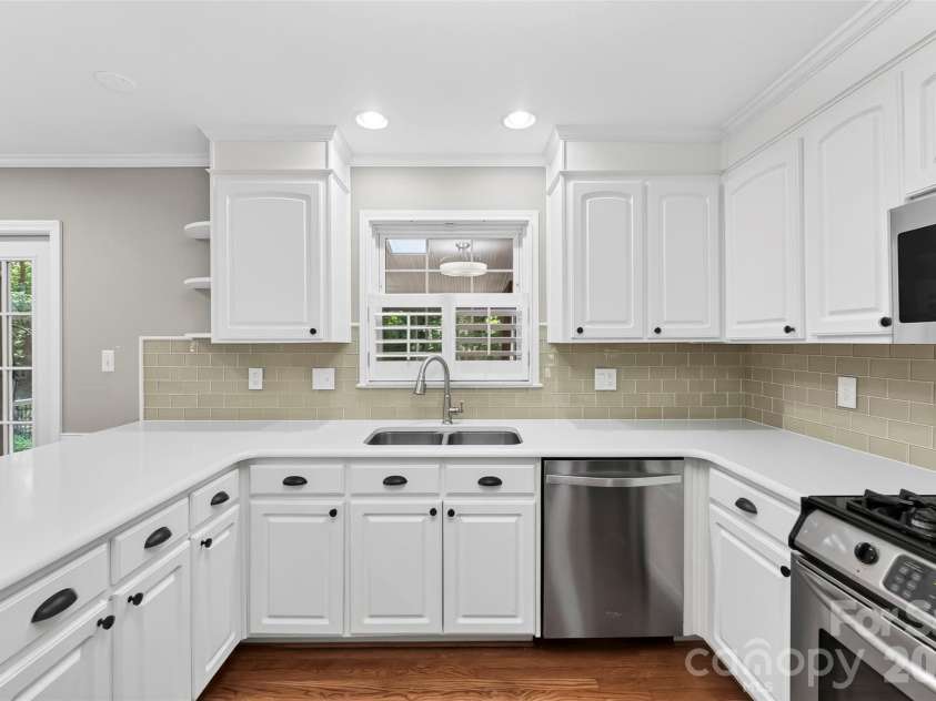 8127 Prince George Road, Charlotte, NC 28210.  MLS# CAR4396240, YatesRealty ID 38989. Updated kitchen