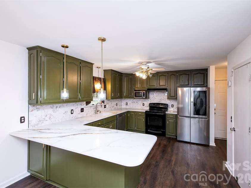 8327 Loma Linda Lane, Waxhaw, NC 28173.  MLS# CAR4395460, YatesRealty ID 38994. Kitchen