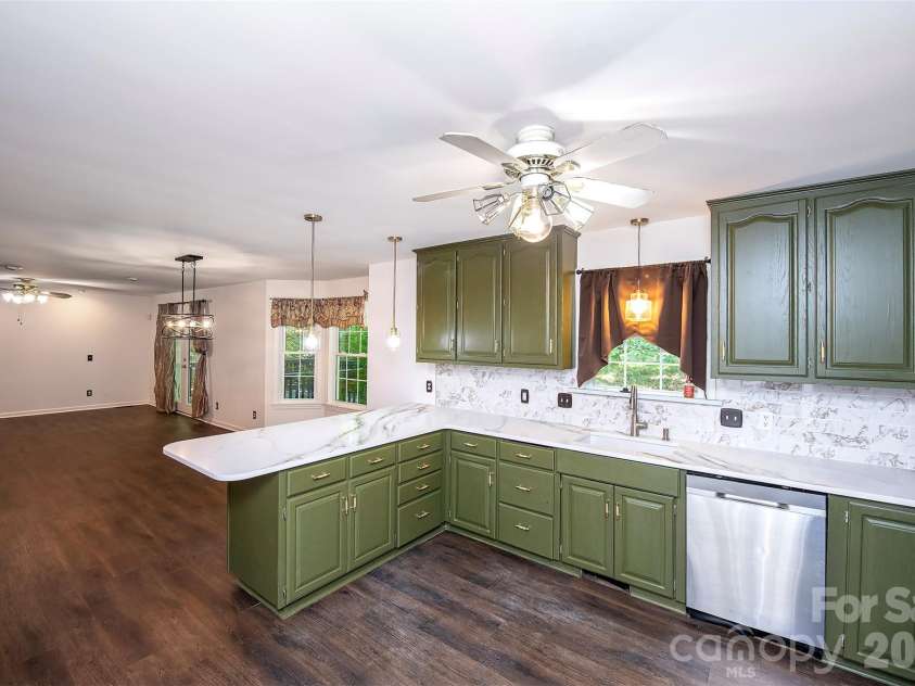 8327 Loma Linda Lane, Waxhaw, NC 28173.  MLS# CAR4395460, YatesRealty ID 38994. Kitchen