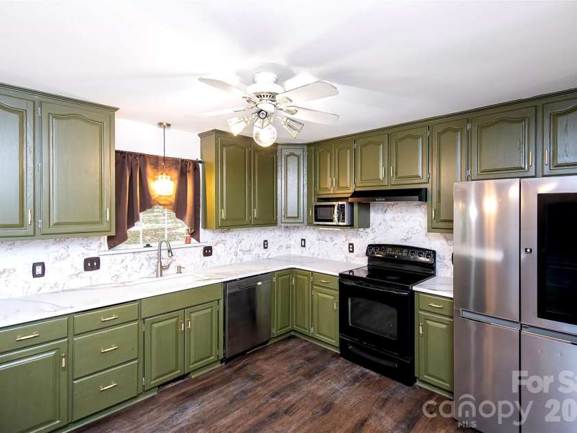 8327 Loma Linda Lane, Waxhaw, NC 28173.  MLS# CAR4395460, YatesRealty ID 38994. Kitchen