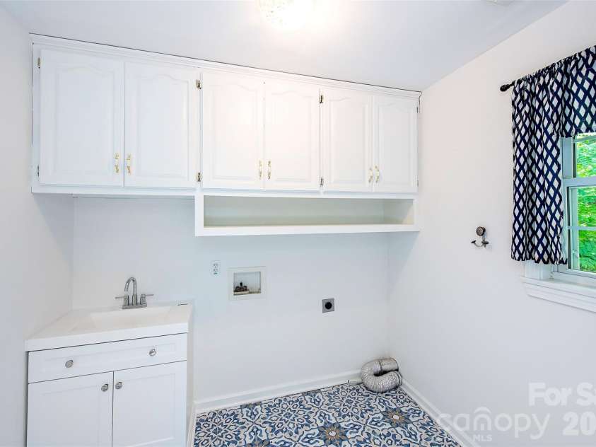 8327 Loma Linda Lane, Waxhaw, NC 28173.  MLS# CAR4395460, YatesRealty ID 38994. Laundry Room