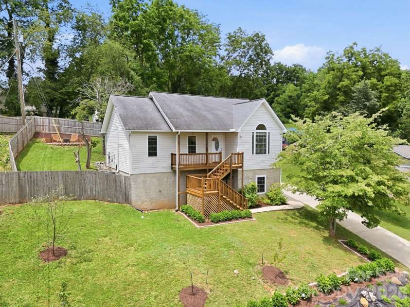 320 Meadowbrook Drive, Canton, NC 28716.  MLS# CAR4402508, YatesRealty ID 38995. 