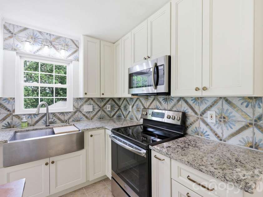320 Meadowbrook Drive, Canton, NC 28716.  MLS# CAR4402508, YatesRealty ID 38995. 