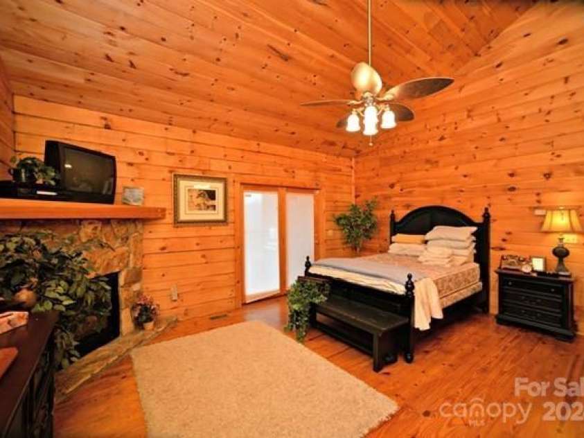 22 Kako Ridge, Sylva, NC 28779.  MLS# CAR4021235, YatesRealty ID 39. 