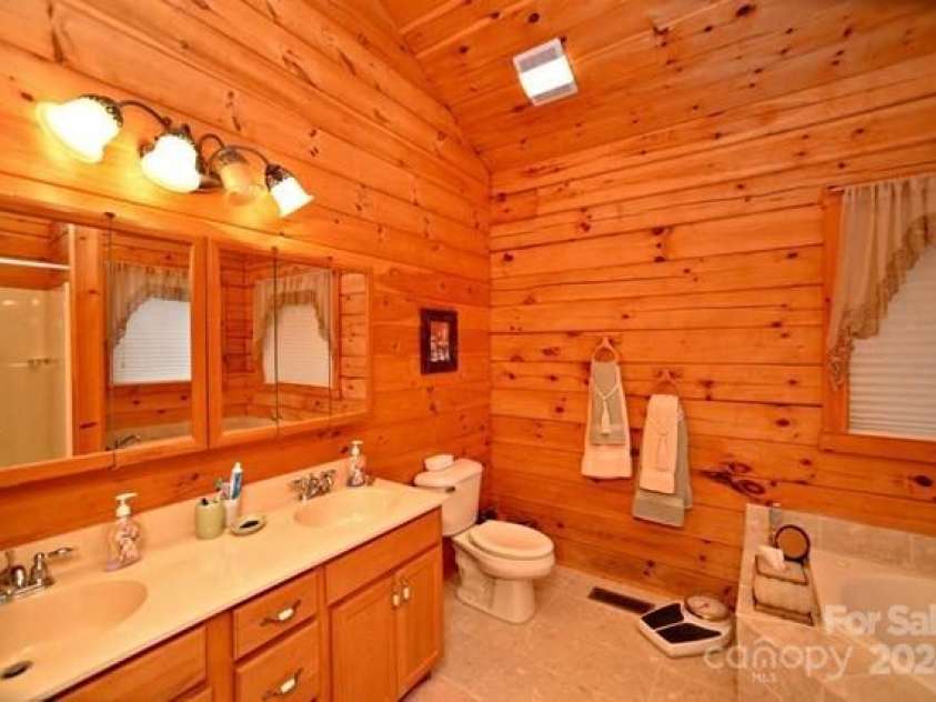 22 Kako Ridge, Sylva, NC 28779.  MLS# CAR4021235, YatesRealty ID 39. 