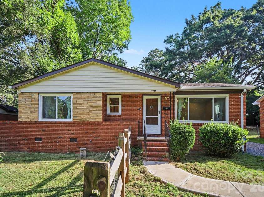 3960 Bristol Drive, Charlotte, NC 28208.  MLS# CAR4397608, YatesRealty ID 39001. 3960 Bistol Dr. Lovely front Fenced yard