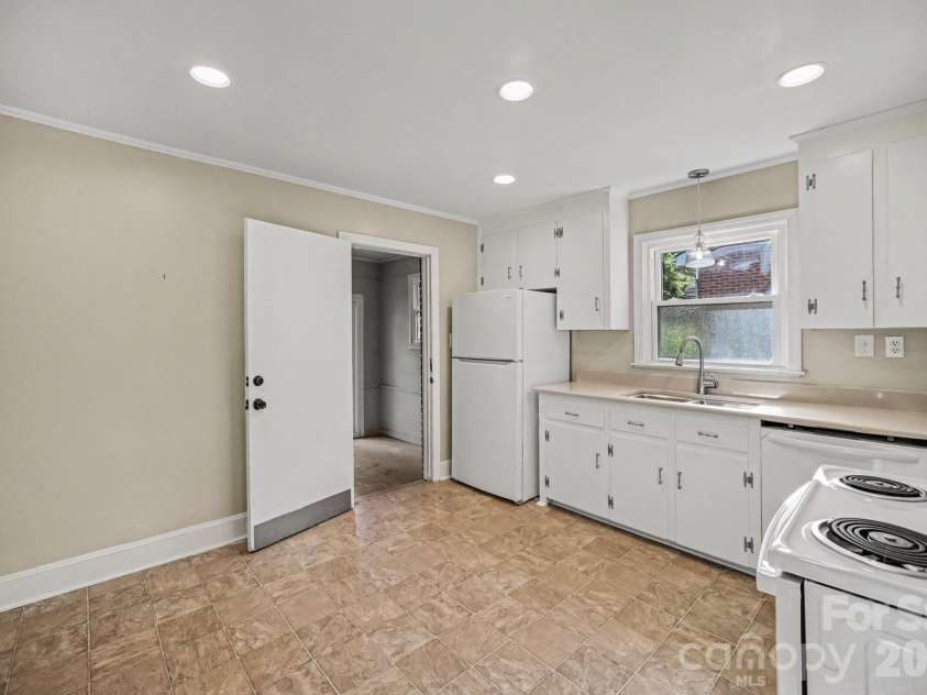 3960 Bristol Drive, Charlotte, NC 28208.  MLS# CAR4397608, YatesRealty ID 39001. All Appliances are new