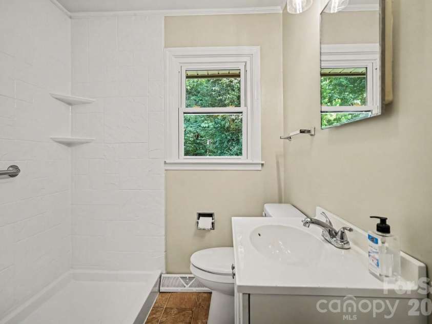 3960 Bristol Drive, Charlotte, NC 28208.  MLS# CAR4397608, YatesRealty ID 39001. Bathroom