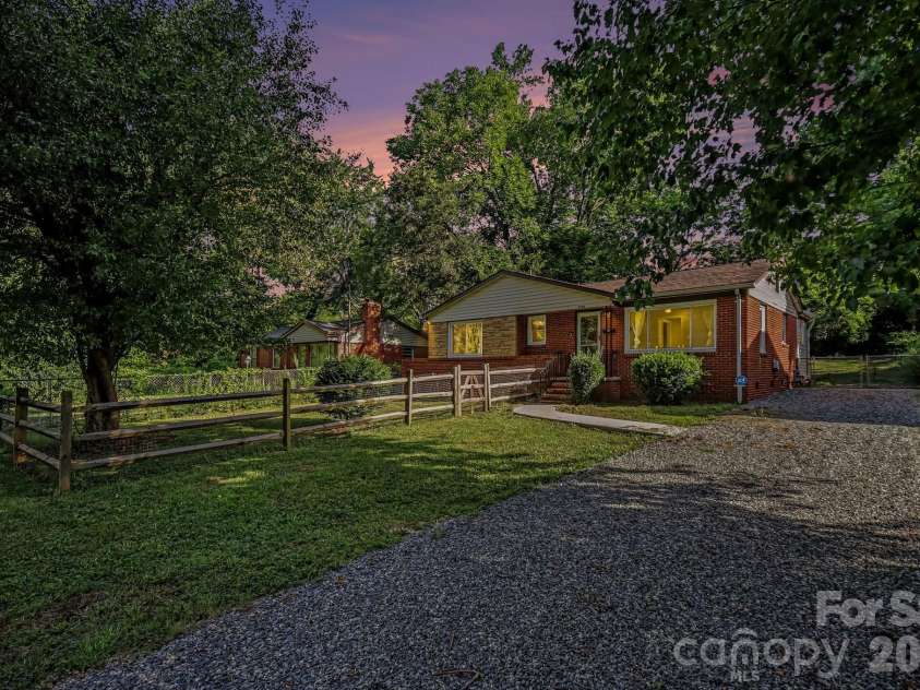 3960 Bristol Drive, Charlotte, NC 28208.  MLS# CAR4397608, YatesRealty ID 39001. Evenings are so peaceful at this home