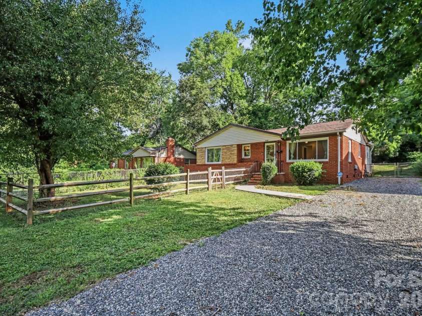 3960 Bristol Drive, Charlotte, NC 28208.  MLS# CAR4397608, YatesRealty ID 39001. Front view