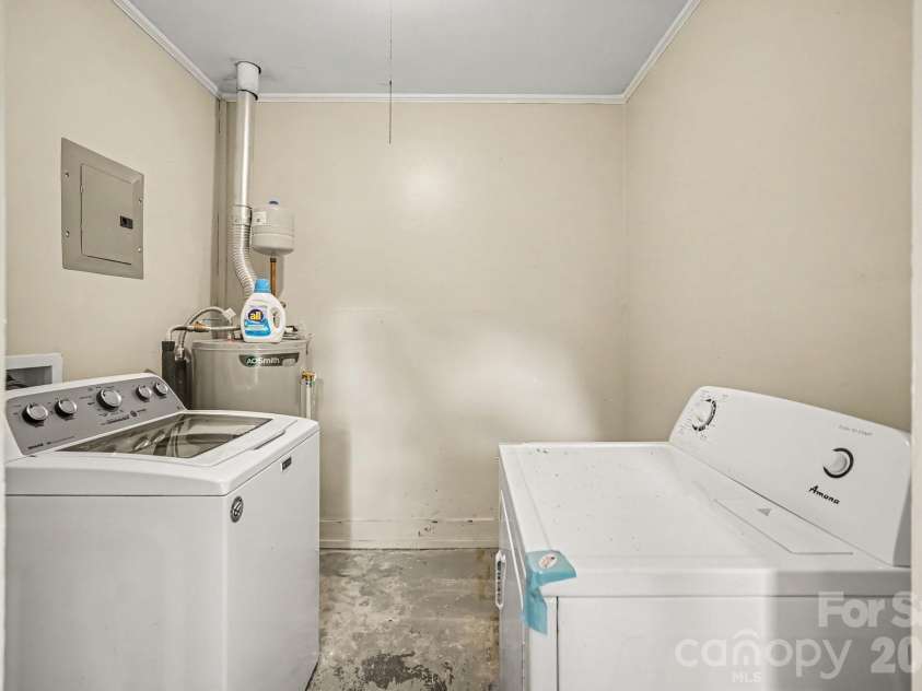 3960 Bristol Drive, Charlotte, NC 28208.  MLS# CAR4397608, YatesRealty ID 39001. Full Laundry and new everything