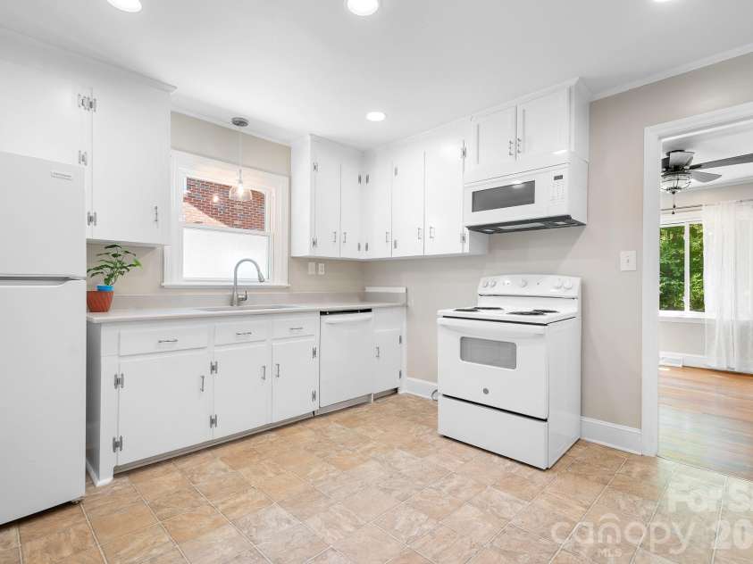 3960 Bristol Drive, Charlotte, NC 28208.  MLS# CAR4397608, YatesRealty ID 39001. Huge kitchen with cozy Dining Area