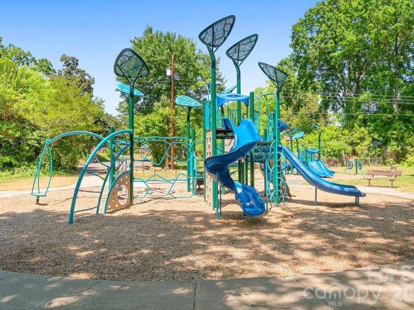 3960 Bristol Drive, Charlotte, NC 28208.  MLS# CAR4397608, YatesRealty ID 39001. Park