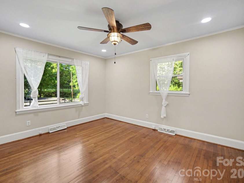 3960 Bristol Drive, Charlotte, NC 28208.  MLS# CAR4397608, YatesRealty ID 39001. Primary BR, great windows - wood floor