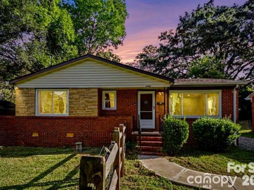 3960 Bristol Drive, Charlotte, NC 28208.  MLS# CAR4397608, YatesRealty ID 39001. Welcome Home