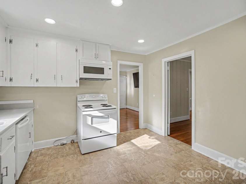 3960 Bristol Drive, Charlotte, NC 28208.  MLS# CAR4424389, YatesRealty ID 39001. Kitchen has lots of cabinets!