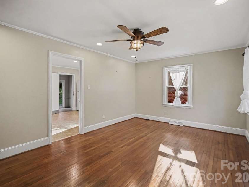 3960 Bristol Drive, Charlotte, NC 28208.  MLS# CAR4424389, YatesRealty ID 39001. Lovely Hardwoods throughout. LR