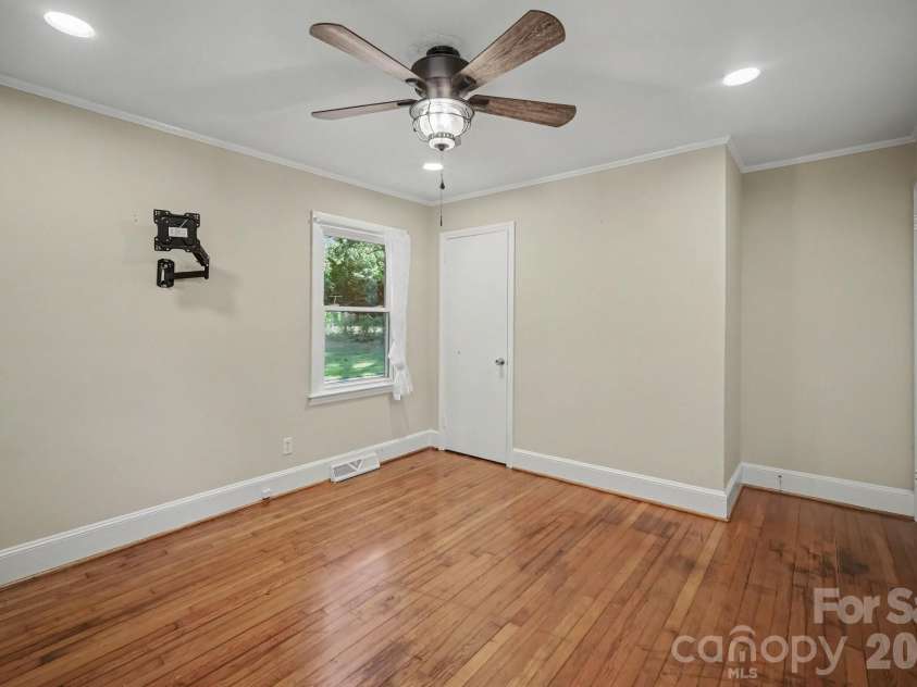 3960 Bristol Drive, Charlotte, NC 28208.  MLS# CAR4424389, YatesRealty ID 39001. Other side of BR