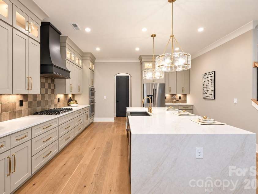 442 Sylvania Avenue, Charlotte, NC 28206.  MLS# CAR4381859, YatesRealty ID 39004. 