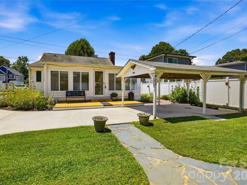 1020 C Street, Kannapolis, NC 28081.  MLS# CAR4404882, YatesRealty ID 39007. 