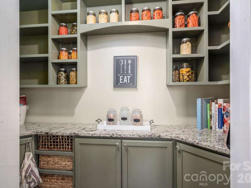 3272 Oak Ridge Circle, Lincolnton, NC 28092.  MLS# CAR4326397, YatesRealty ID 3901. 