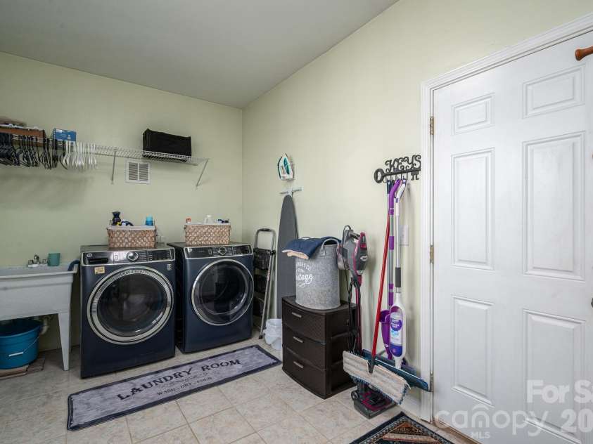 3272 Oak Ridge Circle, Lincolnton, NC 28092.  MLS# CAR4326397, YatesRealty ID 3901. 