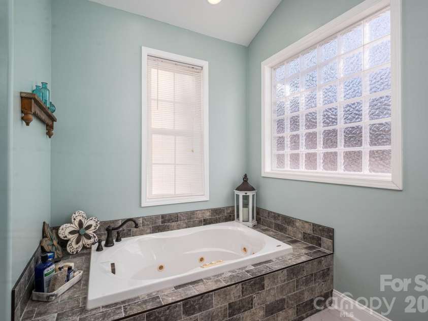 3272 Oak Ridge Circle, Lincolnton, NC 28092.  MLS# CAR4326397, YatesRealty ID 3901. 