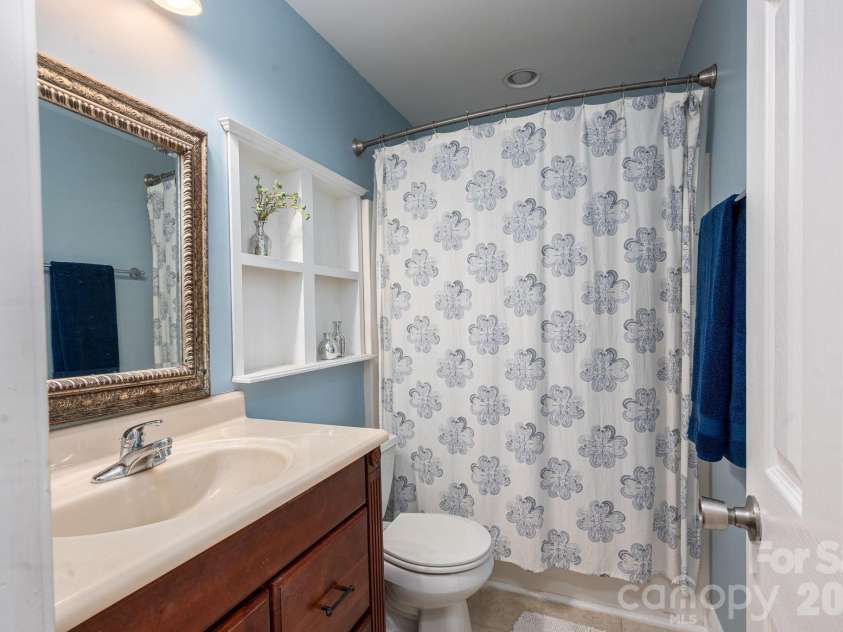 3272 Oak Ridge Circle, Lincolnton, NC 28092.  MLS# CAR4326397, YatesRealty ID 3901. 