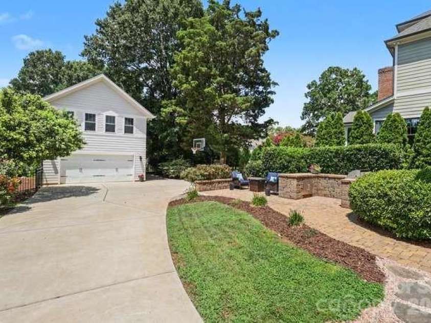 163 Canterbury Road, Charlotte, NC 28211.  MLS# CAR4406329, YatesRealty ID 39010. Detached Garage