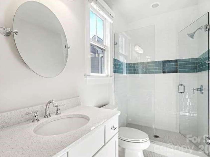163 Canterbury Road, Charlotte, NC 28211.  MLS# CAR4406329, YatesRealty ID 39010. Ensuite Full Bath on Main