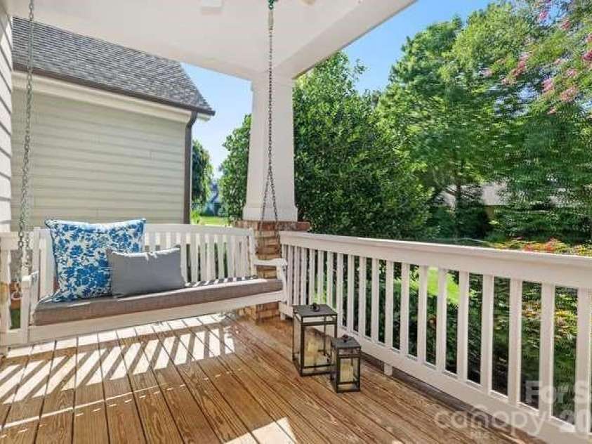 163 Canterbury Road, Charlotte, NC 28211.  MLS# CAR4406329, YatesRealty ID 39010. Front Porch