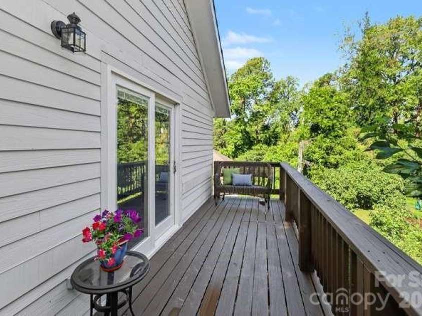 163 Canterbury Road, Charlotte, NC 28211.  MLS# CAR4406329, YatesRealty ID 39010. Garage Deck/Bonus Room Entry